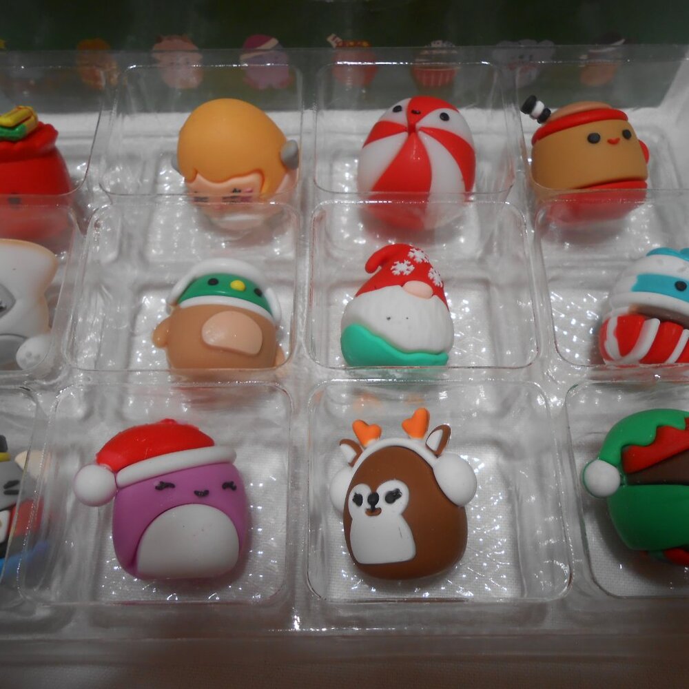 SQUISHMALLOWS MICROMALLOWS 12 PCS CHRISTMAS ADVENT HOLIDAY CALENDAR BOX 🎄👸👦 - Picture 3 of 14